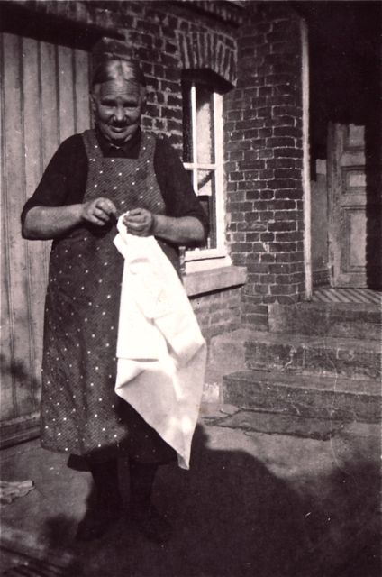 Ons pittemoei kende een truuk met een handdoek en een trouwring, enfin, het was iets met de handdoek in de ring gooien of zo.