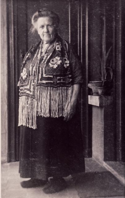 Grootmoemoe beweerde dat ze zelfs haar eigen lingerie had gemaakt met pareltjes en we hebben dat nooit ter discussie gesteld.