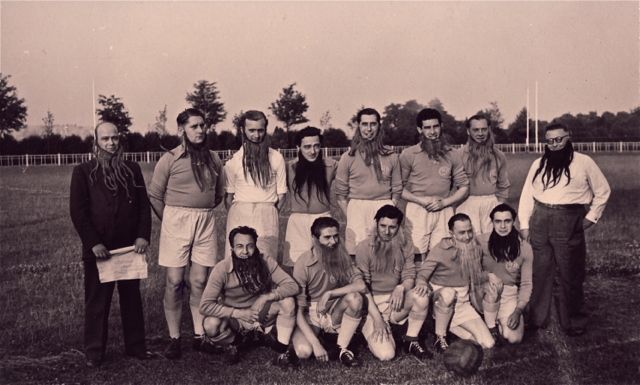 Niemand begreep waarom onze voltallige voetbalploeg zich had ingeschreven voor een cursus 'Syrisch voor beginners'.