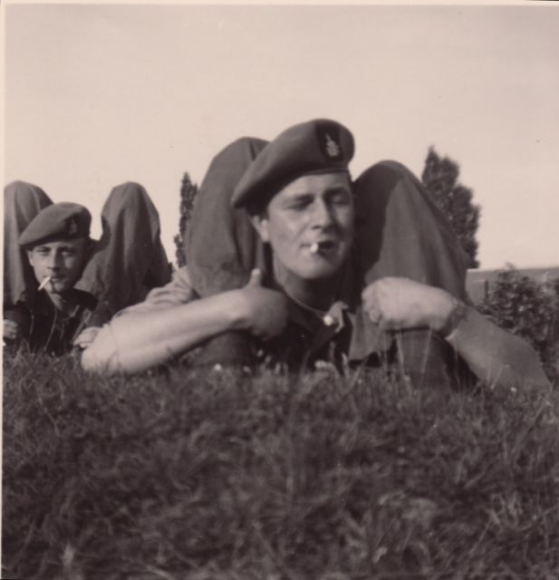 Ja, legergymnastiek, dat was nog een klasse apart. Maar je mocht wel roken, dat wel.