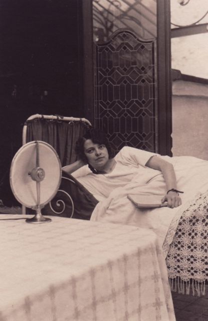 En dank zij vernuftige afluisterapparatuur kon Emilie de conversaties bij de buren vanop haar ziekbed volgen.