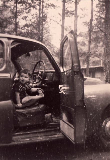 Fritsje had de auto vlekkeloos uit de garage gereden en toen nam papa het stuur over...
