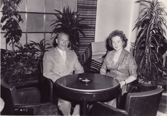 Ferdinand en Louisa die op hun bestelling wachten terwijl het etablissement op dat moment de boeken neerlegt.