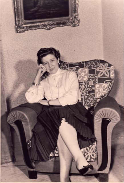 1932. De eerste vrouw in België die ontdekt dat niks doen zàààlig is.