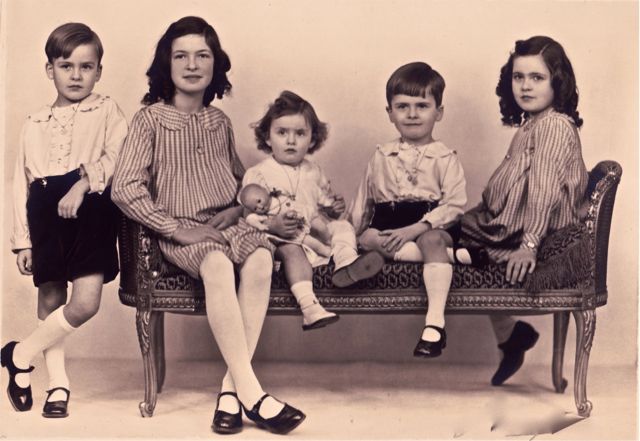 En dan nu, welk spijkerschriftwoord van vijf letters beelden de kinderen Gebruers hier uit?