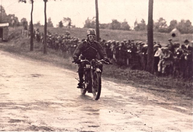 Omdat er maar één iemand een moto had in ons dorp was de eerste motocross nogal saai.