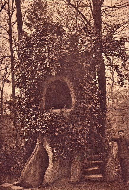 De Frans bij zijn kunstwerk 'De grote muile'. Maar zelf nooit iets zeggen hé!.