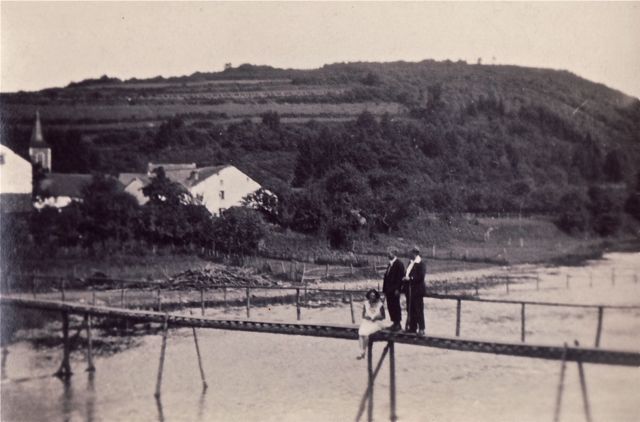 Geen belangstelling. Misschien was de kopie van de Kwaibrug toch niet zo geslaagd. Het was dan ook maar van horen zeggen gebouwd.