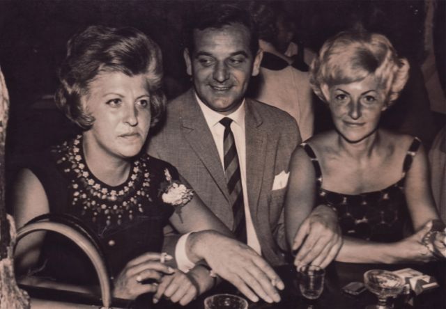 Hoe had hij dat ook alweer genoemd? Een 'mariage à trois'. Toch nog even over nadenken.