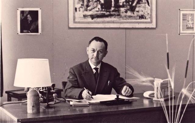 Vrijgezel met vaste job zoekt vrouw om hem in de watten te leggen. In de luren mag ook, als het er maar propere zijn.