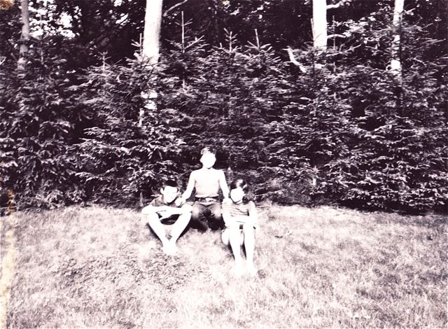 De kinderen van de bestuursleden van de naamloze vennootschap op boswandeling.