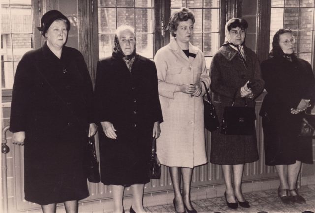 De line-up die bedoeld was om er de échte zwarte weduwe uit te pikken.