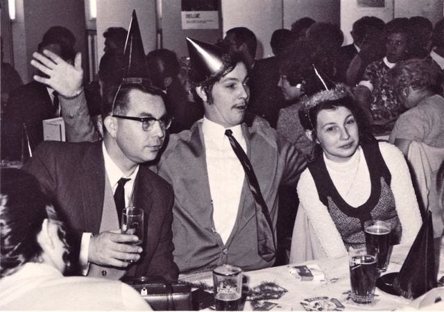 Op het fabrieksfeest gaf Ronny intieme raad aan de baas en zijn vrouw. Goed bezig Ronny, allez, niet meer eigenlijk.