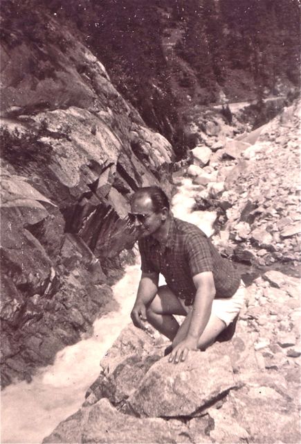 Jean-Louis deed aan goudzoeken met de blote hand. Perfecte techniek, maar nog geen resultaat.