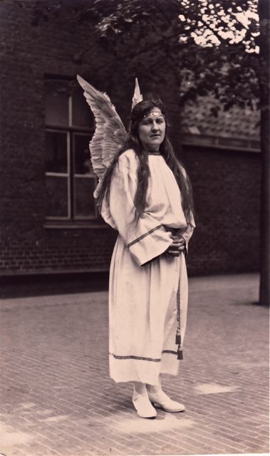 Mijn engelbewaarder ging overal mee. Nooit gepest geweest op school!