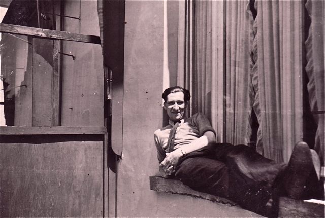 De man die voor een kleine vergoeding een paar maand op uw vensterbank kwam liggen. Het was eens iets anders dan geraniums.