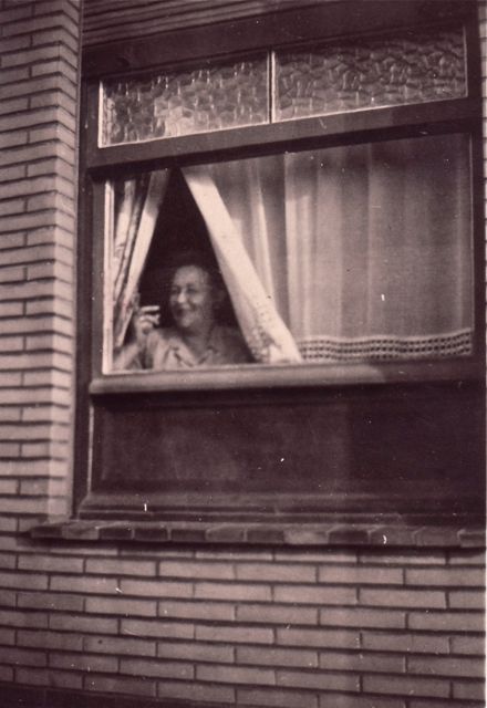 Ja, de postbode toverde altijd een glimlach op de gezichten van onze buurvrouwen.