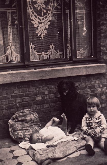 Moeder deed de lenteschoonmaak en dan mochten we niet in de weg lopen.