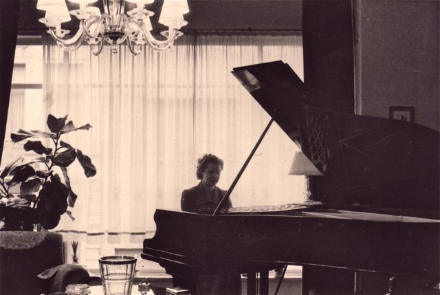 Haar vader was een groot pianist. Maar hoe was het nu weer… 'Broeder Jaaacob, broeder Jaacob… slaapt gij nog? En dan nog iets...'