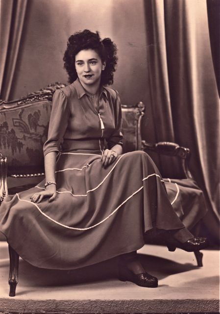 Door een ingenieuze bedrading had mevrouw Delpeche zichzelf veranderd in een ontvangststation voor buitenaardse geluiden. Genieten!