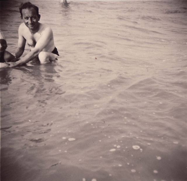 Tegelijk de foto nemen en die knappe redder in het oog houden was van het goede teveel voor moeder.