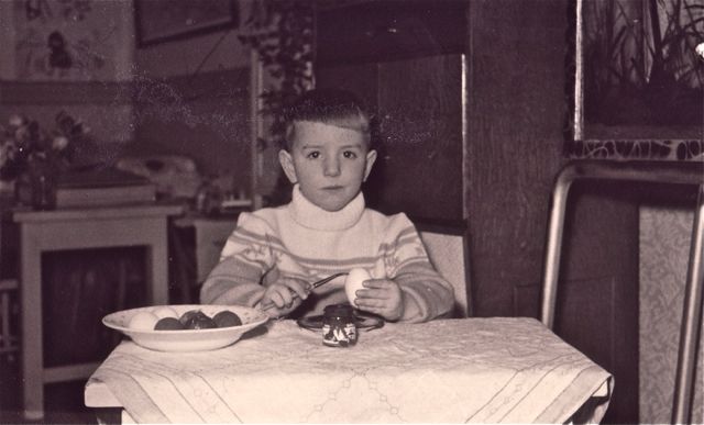 Gregory schilderde de paaseieren volgens de methode die hem geleerd was. Maar wel gepeld. 