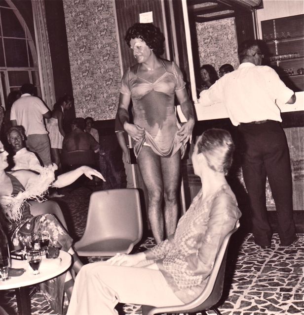 Zelf een vat gaan vervangen in het café als jarige… niet zonder vestimentaire risico's.