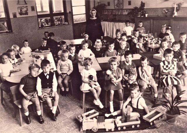 Net voor we te horen kregen dat al ons argeloos meegebrachte lievelingsspeelgoed ging ingezameld worden om het naar de missies te versturen.