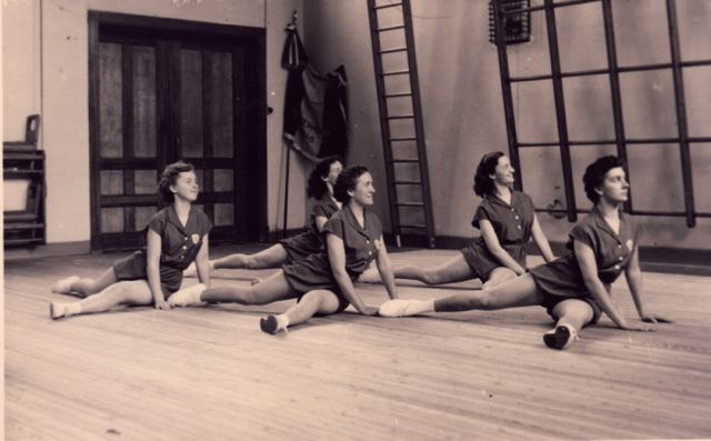 De dames van de turnklas voor volwassenen wrongen zich in allerlei bochten voor de nieuwe Griekse leraar, genaamd Adonis (niet in beeld).