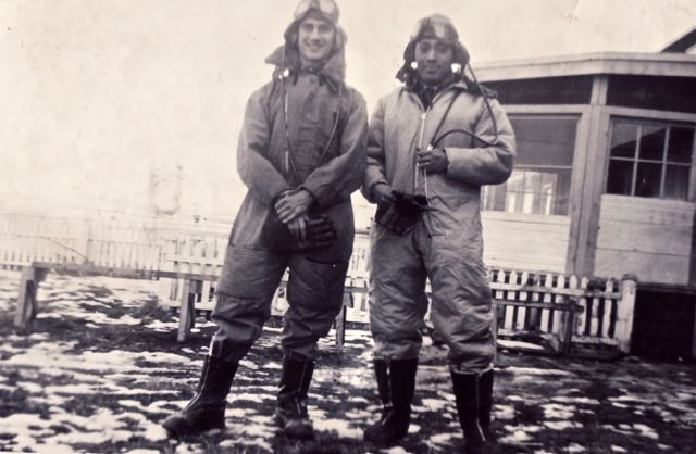 Dat sparen voor ons vliegenierskostuum was aardig gelukt maar het grote werk om voor een vliegtuig te sparen was wat hoog gegrepen.