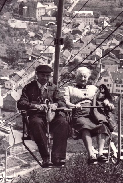 Het echtpaar Höhenwönen had van de ziekenkas een lift geïnstalleerd gekregen om naar hun buitenverblijf te kunnen gaan. Het Zwitserleven!