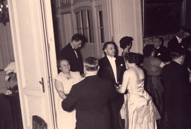 En als entree werd iedereen de hand gelezen.