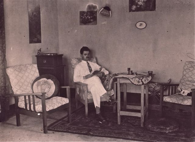 Gaston had zijn vrijgezellenappartement zo ingericht dat een huwbare vrouw er zich direct thuis zou voelen. Volgens hem.