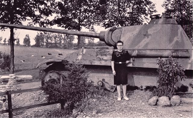 Steeds meer vrouwen nemen afdoende maatregelen tegen handtassendiefstal in de stad.