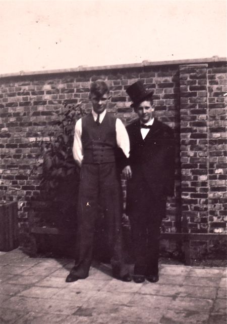 Charles had via een zelfontwikkelde truc een broer uit zijn hoed getoverd. Pa en ma niet blij, want het kindergeld was niet meegegoocheld.