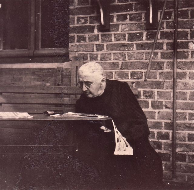 Jaren nadat ze weduwe werd en tot aan haar dood bleef oma de contactadvertenties uitvlooien. Niemand die haar interesse in moddercatch wou delen.