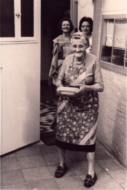 Oma ging tonen hoe ze kon jongleren. Eén uur en en een volledig huwelijksservies later...