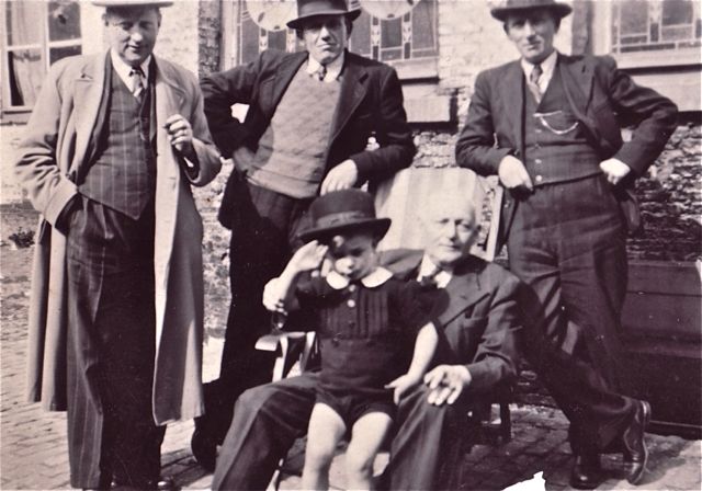 Willy Borstmans met zijn zelfgemaakte handpop die ook nog eens kon salueren. Met wat hulp weliswaar.