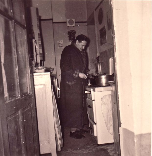 Soms stond Willy 's nachts op om zijn favoriete gerecht klaar te maken. Gezoden varkenspoten met rapen. Soms drie keer per nacht. Die hobbykoks toch...