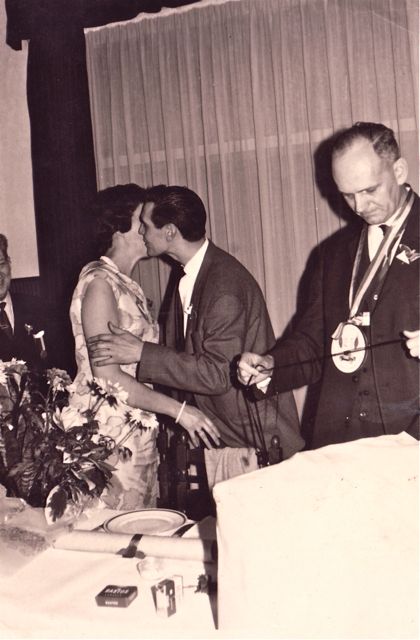 En terwijl nonkel Henri bedacht wat je allemaal kon doen met inpakkoord werd zijn vrouw voor het eerst gekust door haar latere minnaar.