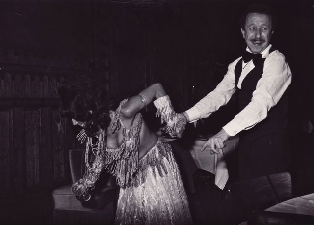 De eerste datingbureau's hadden zo hun eigen... hum, concepten om partners te koppelen.