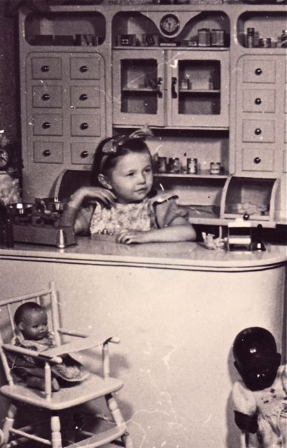 En buiten een neger en een kleuter niemand in de winkel. Pfff....