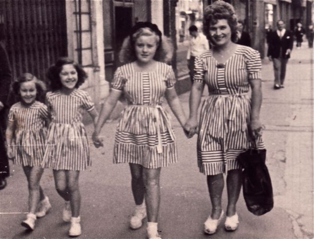 En uit diezelfde spotgoedkope rol heeft moeder ook nog gordijnen gemaakt, tafellakens, beddenlakens, handdoeken. En zakdoeken ook.