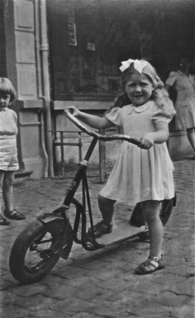 Alle kinderen in de straat lieten hun trotinette graveren want anders was Cindy, zoals hier, er gegarandeerd mee vandoor.